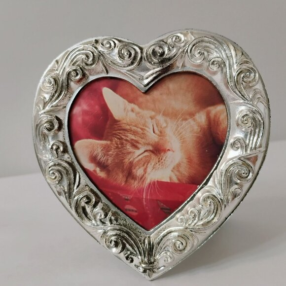 Vintage Silver Heart Photo Frame With Sleeping Cat Print, Ornate Mini Picture 4" - Picture 3 of 5